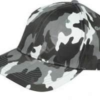 Katoenen pet met camouflageprint in de kleuren grijs en wit. De pet is aan de achterkant in grootte verstelbaar door middel van klittenband.