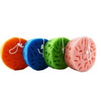 Gekleurde spons voor in bad of onder de douche. Deze badsponzen zijn verkrijgbaar in de kleurn rood, groen, blauw en roze. De sponzen zijn gemaakt van 100% gerecycled materiaal, zoals plastic PET-flessen en andere kunststof verpakkingen. Aan de spons zit een koord bevestigd, waardoor je hem makkelijk kan ophangen om de badspons te laten drogen.