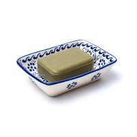 Keramisch zeepbakje versierd met handgeschilderde zwarte motieven. Door een zeephouder te gebruiken kan de zeep goed drogen en zal deze langer meegaan. Dit prachtige bakje is traditioneel gebakken aardewerk dat met de hand wordt beschilderd.