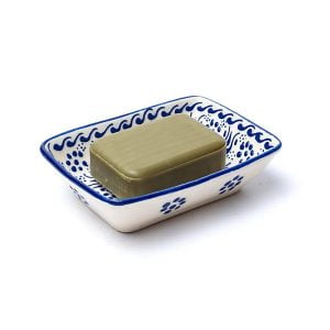 Keramisch zeepbakje versierd met handgeschilderde zwarte motieven. Door een zeephouder te gebruiken kan de zeep goed drogen en zal deze langer meegaan. Dit prachtige bakje is traditioneel gebakken aardewerk dat met de hand wordt beschilderd.